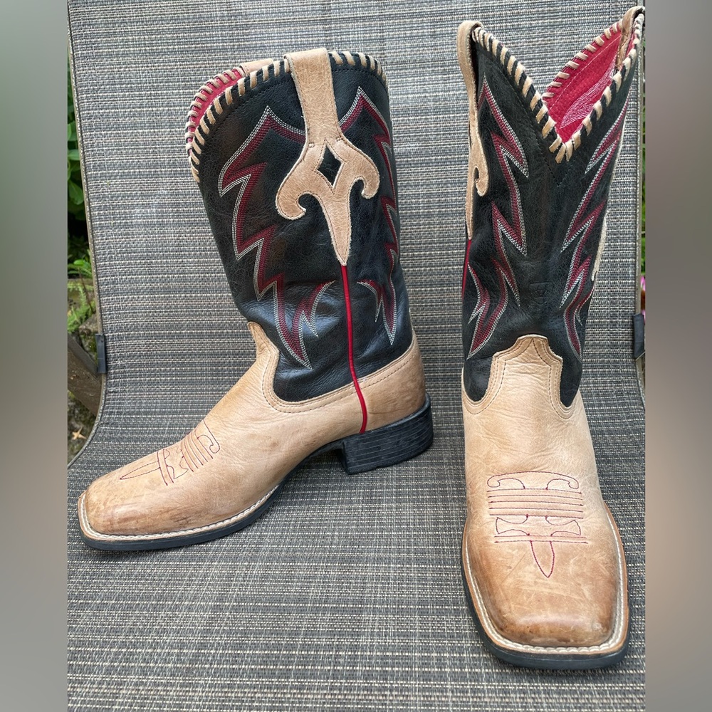 Ariat Black and Tan men’s 9.5B Western Cowboy Boots